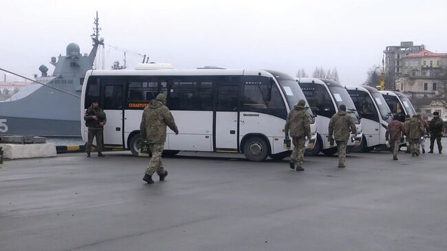 Кадры сдавшихся украинских военных