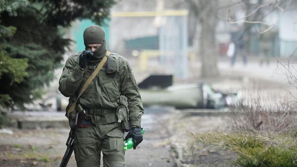 Военнослужащий у территории нефтебазы в Кировском районе Донецка, по которой была выпущена ракета Точка-У