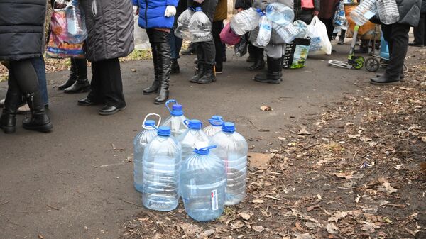Люди стоят в очереди за водой в Кировском районе Донецка