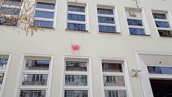 Кадры школы при российском посольстве в Варшаве, которую облили краской
