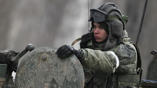 Российские военнослужащие в колонне военной техники