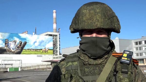 Военнослужащий ВС России во время дежурства на территории Чернобыльской АЭС