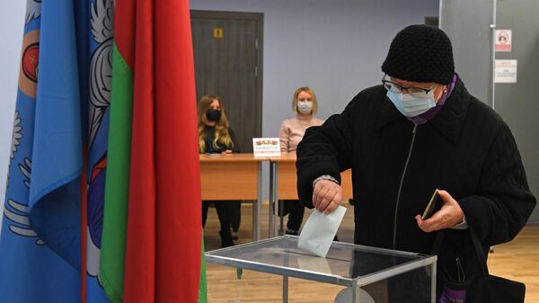 Женщина во время голосования на Республиканском референдуме по внесению изменений и дополнений в Конституцию Белоруссии