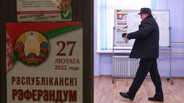 Мужчина на одном из избирательных участков в Минске, где проходит голосование на Республиканском референдуме по поправкам в конституцию Белоруссии