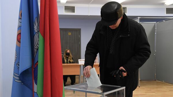 Мужчина во время голосования на Республиканском референдуме по поправкам в конституцию Белоруссии