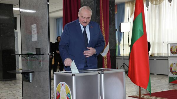 Президент Белоруссии Александр Лукашенко проголосовал на референдуме по вопросу внесения изменений в конституцию страны
