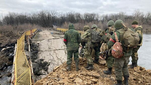Народная милиция Луганской народной республики форсирует реку Северский Донец и занимает село Трехизбенк