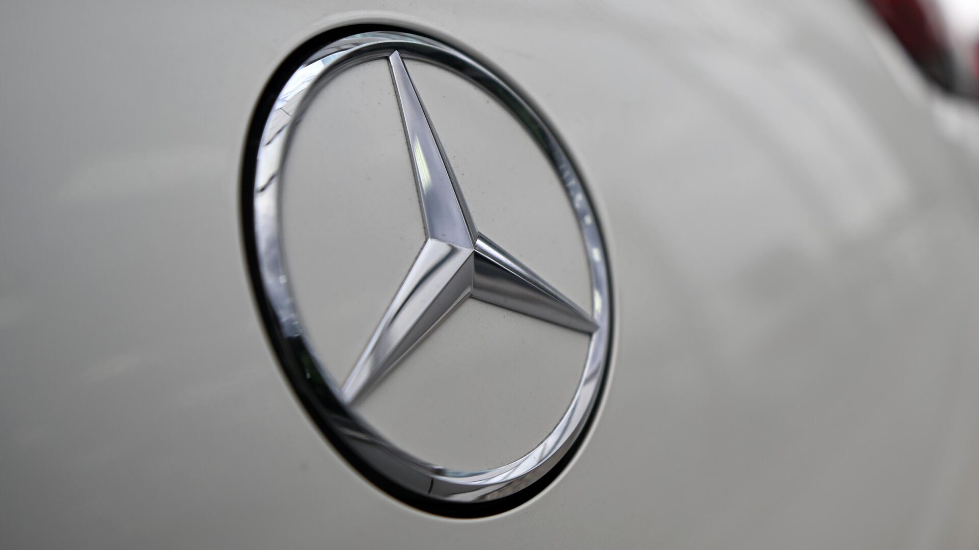 Логотип немецкой автомобильной марки Mercedes-Benz - РИА Новости, 1920, 06.03.2022