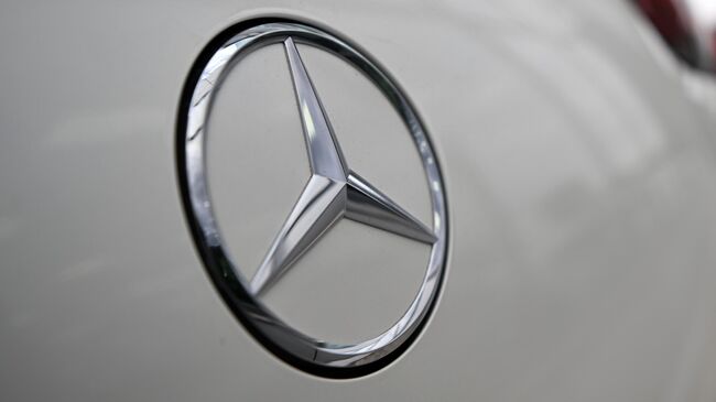 Логотип немецкой автомобильной марки Mercedes-Benz. Архивное фото