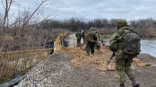 Народная милиция Луганской народной республики форсирует реку Северский Донец