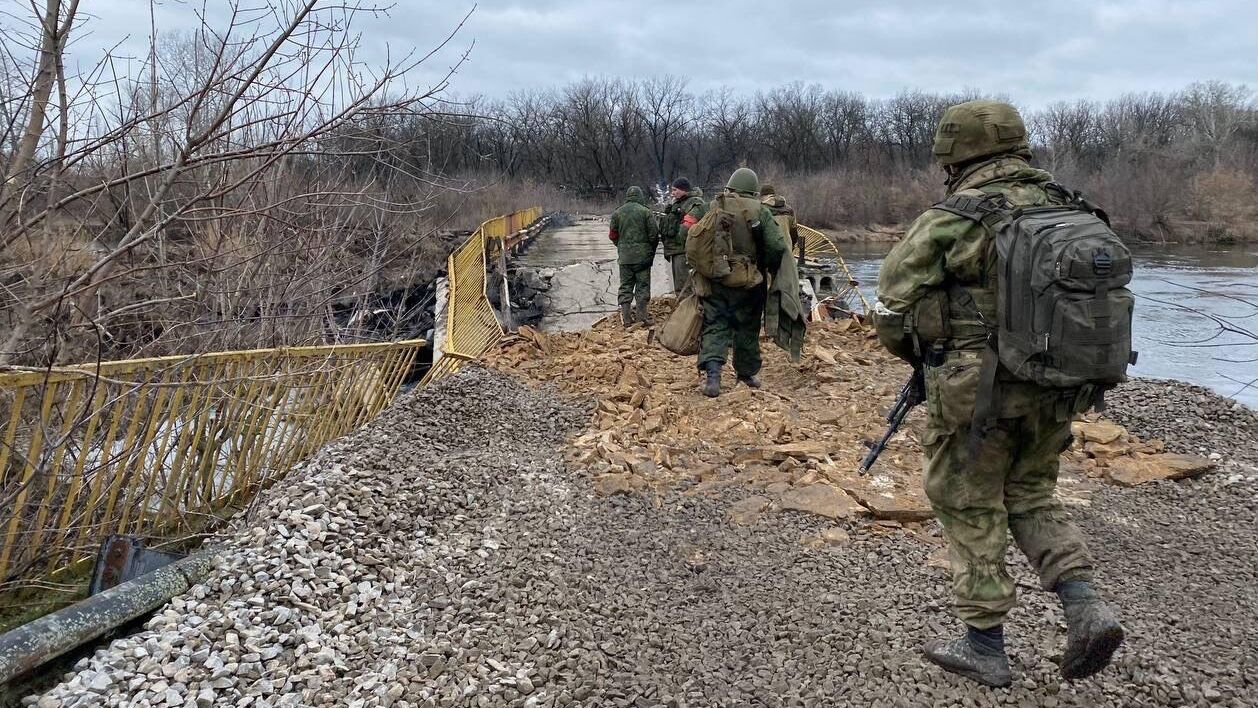 Народная милиция Луганской народной республики форсирует реку Северский Донец и занимает село Трехизбенка - РИА Новости, 1920, 01.03.2022