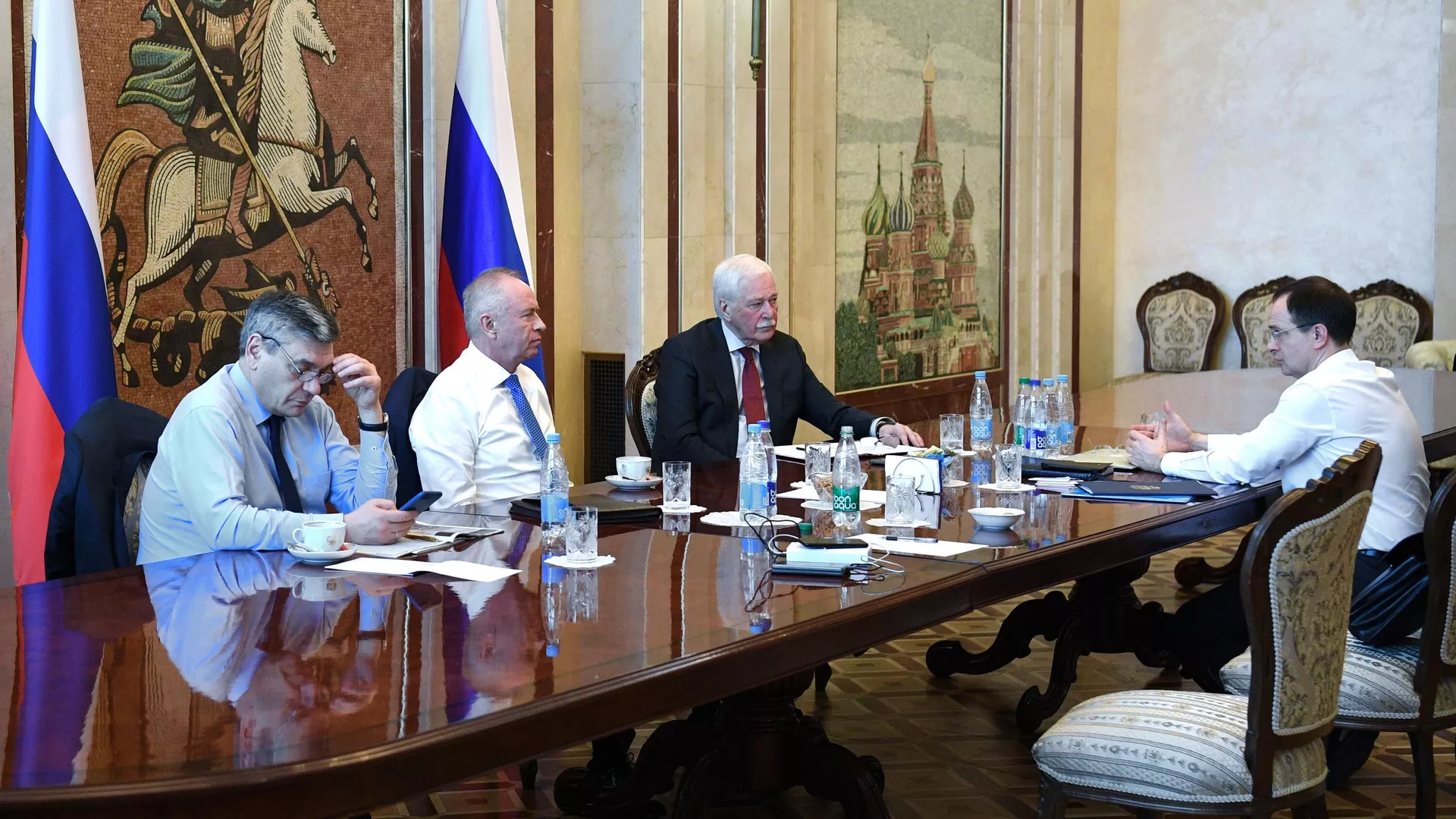 Η ρωσική αντιπροσωπεία που έφτασε για συνομιλίες με εκπροσώπους της Ουκρανίας: Βλαντιμίρ Μεντίνσκι, Αναπληρωτής Υπουργός Εξωτερικών Andrey Rudenko, Αναπληρωτής Υπουργός Άμυνας Alexander Fomin και Πληρεξούσιος εκπρόσωπος στην Ομάδα Επαφής για τη διευθέτηση της κατάστασης στο Donbass, ο Ρώσος πρεσβευτής στη Λευκορωσία Boris Gryzlov στη ρωσική πρεσβεία στο Μινσκ - RIA Novosti , 1920, 27/02/2022