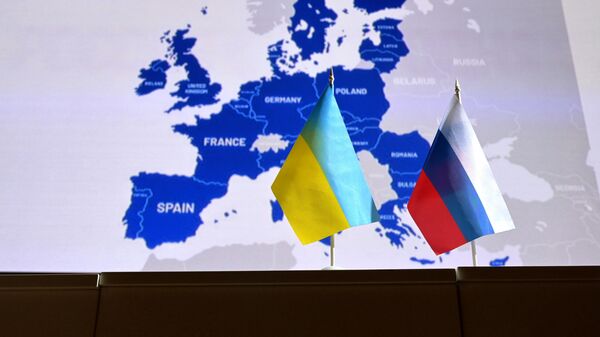 Государственные флаги России и Украины