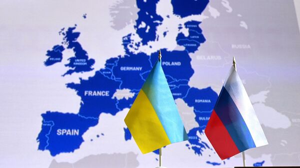 Государственные флаги России и Украины