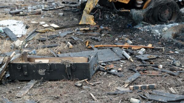 Сгоревший ящик и боеприпасы у сожженной техники украинских войск