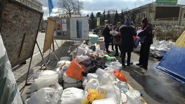 Украинские волонтеры на улице Харькова