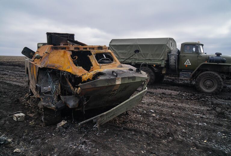 Уничтоженная украинская БРДМ-2 на поле под Волновахой