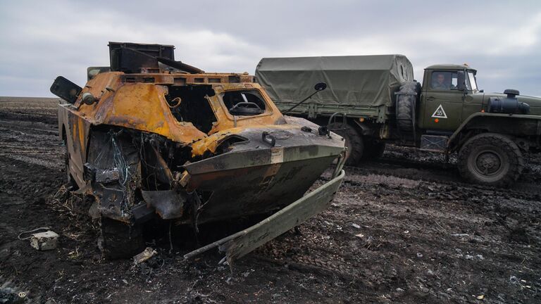Уничтоженная украинская БРДМ-2 на поле под Волновахой