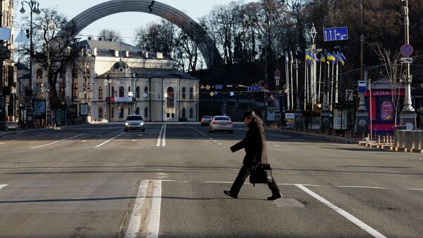 Мужчина переходит улицу в Киеве, Украина