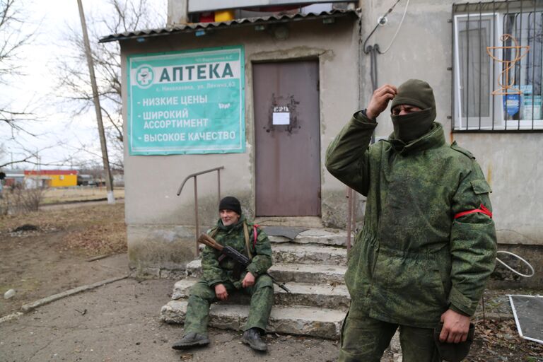 Бойцы Народной милиции Донецкой народной республики в селе Николаевка