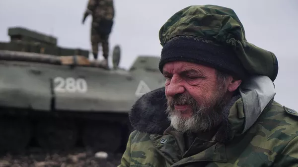 Военный медик народной милиции ДНР во время привала под Волновахой