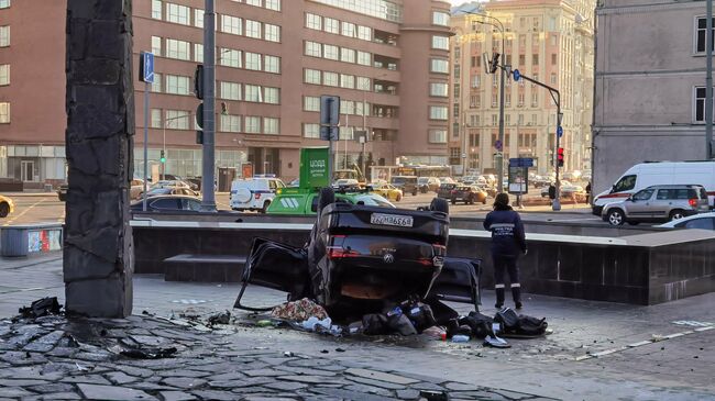 Автомобиль, перевернувшийся на Садовом кольце в Москве