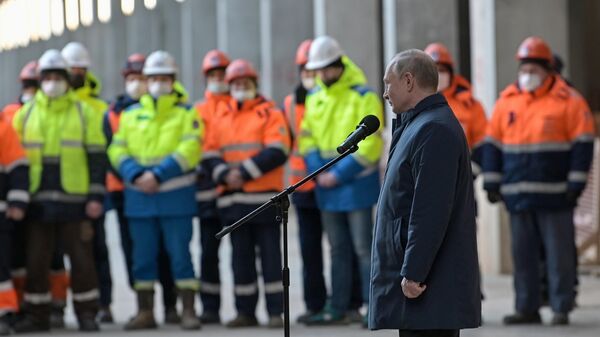 Президент РФ Владимир Путин во время посещения строительной площадки  многофункционального комплекса зданий Национального космического центра