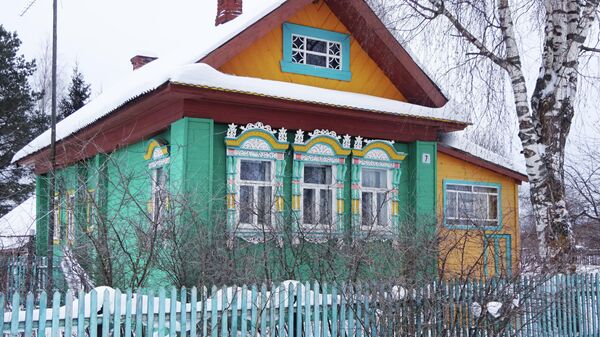 Деревянный дом на окраине Вятского, как и многие соседние дома, богато украшен резьбой