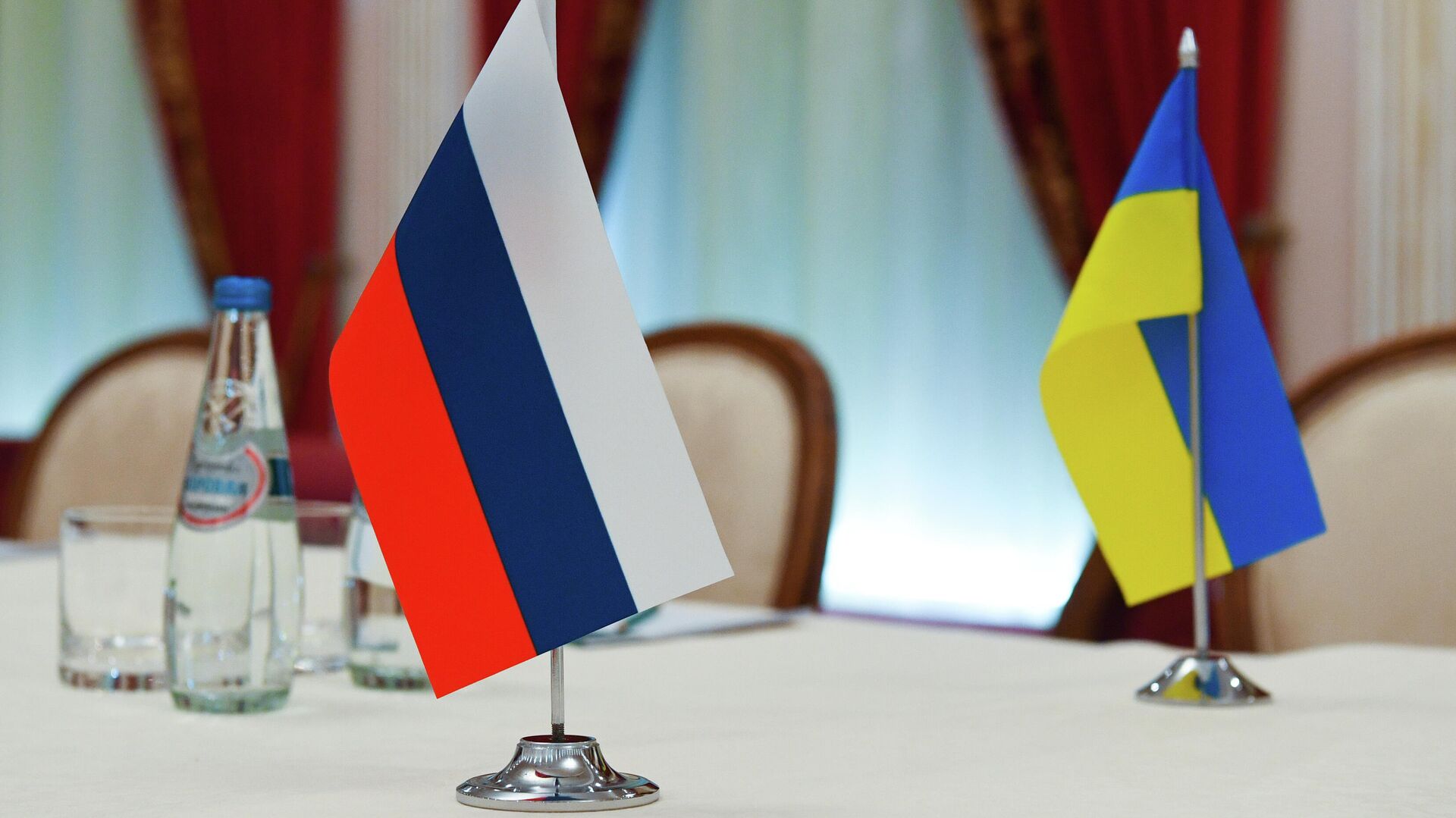 Флаги России и Украины в зале, где пройдут переговоры - РИА Новости, 1920, 31.05.2022