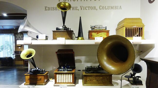 Фонографы служили для записи и воспроизведение звука, в том числе - голоса Фонографы служили для записи и воспроизведение звука, в том числе - голоса