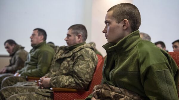 Добровольно сложившие оружие украинские военнослужащие во время встречи с уполномоченным по правам человека в ЛНР Викторией Сердюковой в Луганске