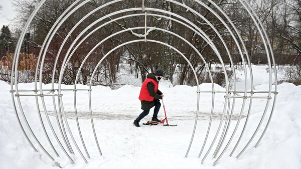 Молодой человек на снегокате в парке Сокольники в Москве