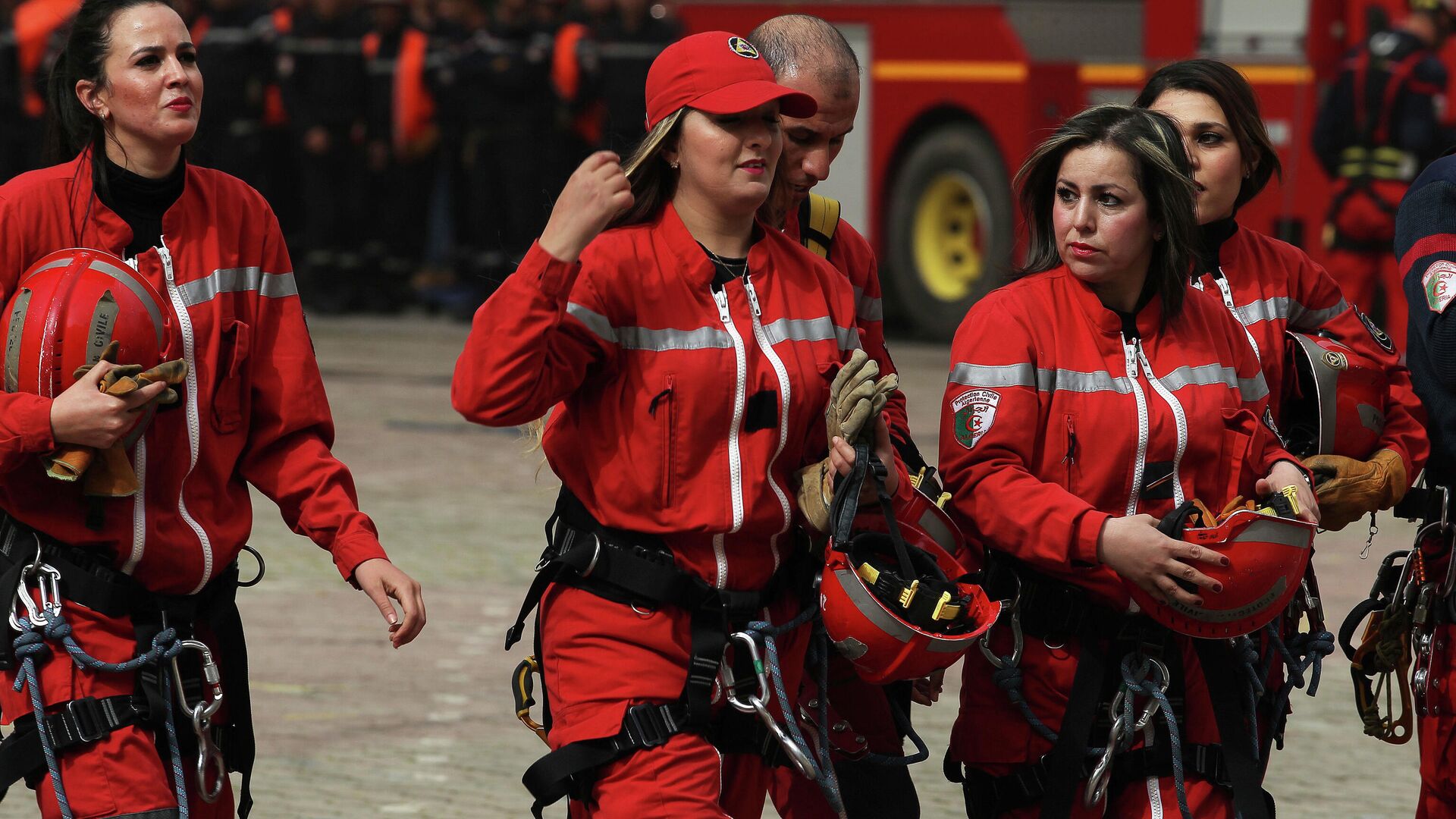 Женщины из пожарной команды принимают участие в учениях по случаю Всемирного дня гражданской обороны, Алжир - РИА Новости, 1920, 01.03.2022
