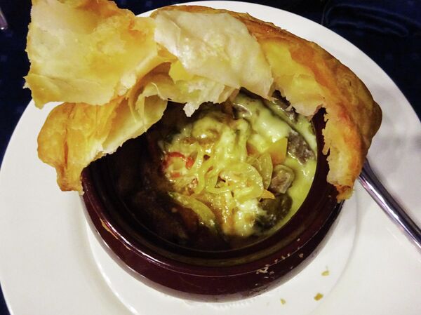 Жаркое с говяжьим языком под слоеной лепешкой Жаркое с говяжьим языком под слоеной лепешкой