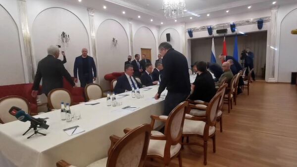 Российская и украинская делегации за столом переговоров