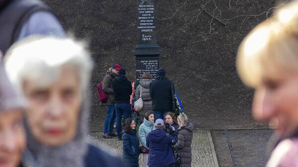 Люди у мемориала Яма в Минске