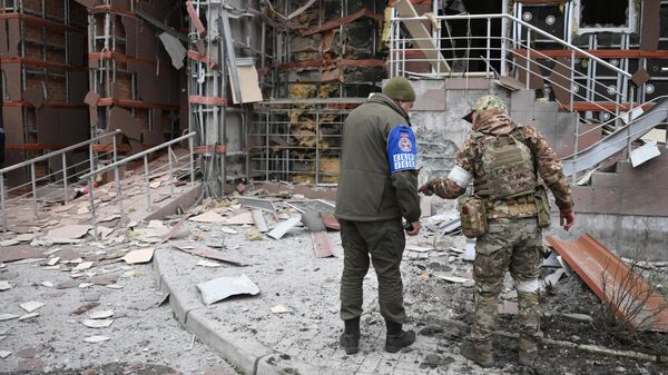 Представитель СЦКК ДНР фиксирует последствия обстрелов в Донецке