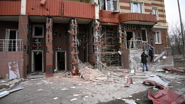 Многоэтажный жилой дом в Донецке, поврежденный в результате обстрела