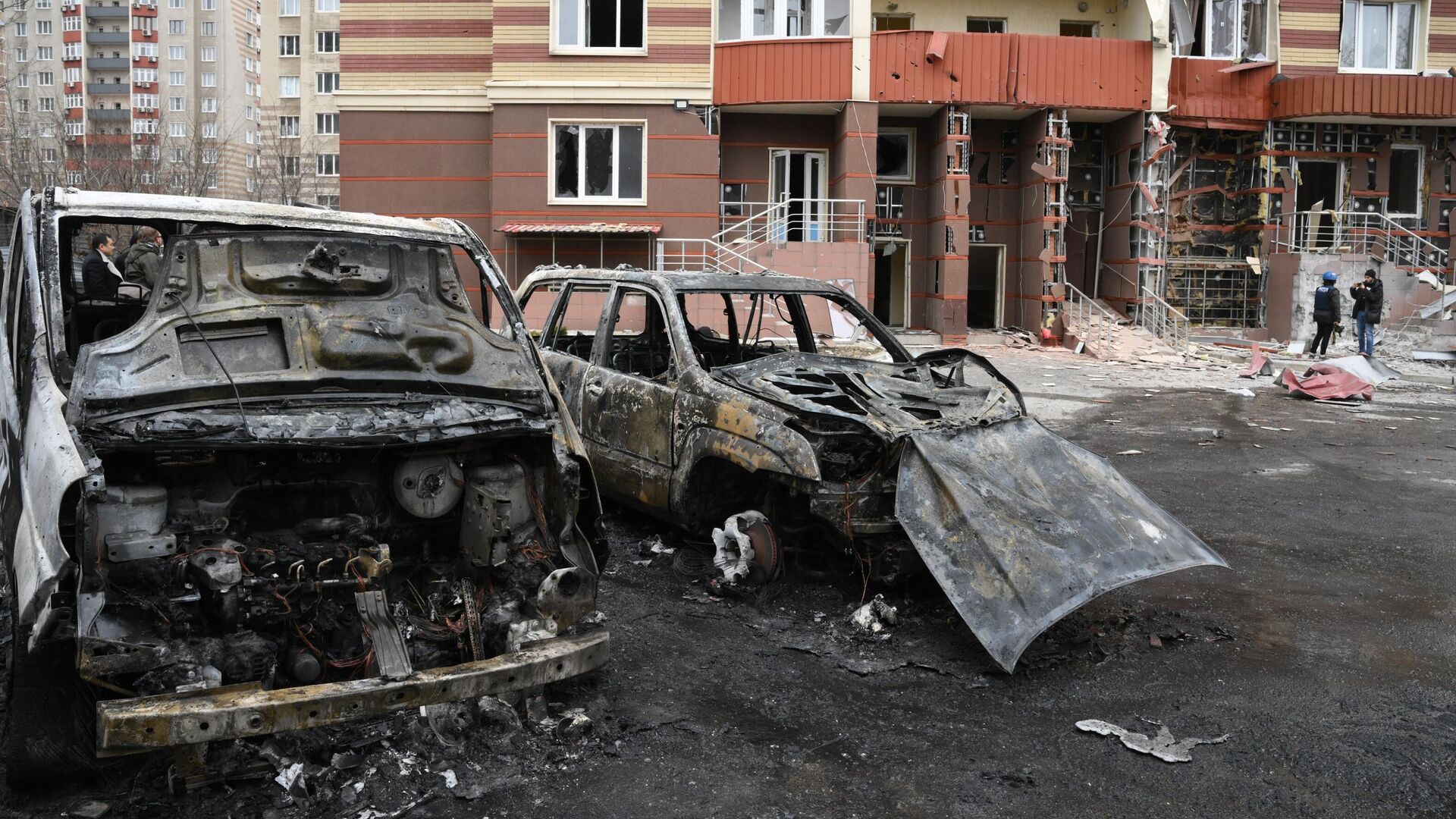 Сгоревшие автомобили во дворе многоэтажного жилого дома в Донецке, поврежденного в результате обстрела - РИА Новости, 1920, 04.03.2022