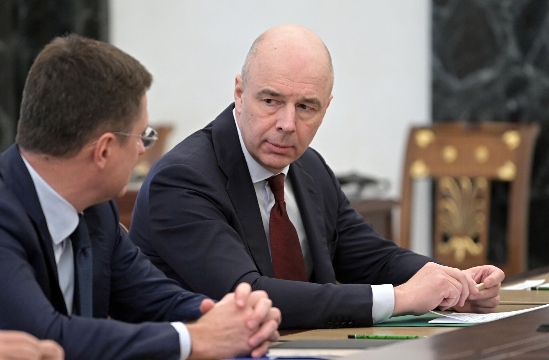 Министр финансов РФ Антон Силуанов и заместитель председателя правительства РФ Александр Новак на совещании по экономическим вопросам у президента РФ Владимира Путина - РИА Новости, 1920, 11.02.2025