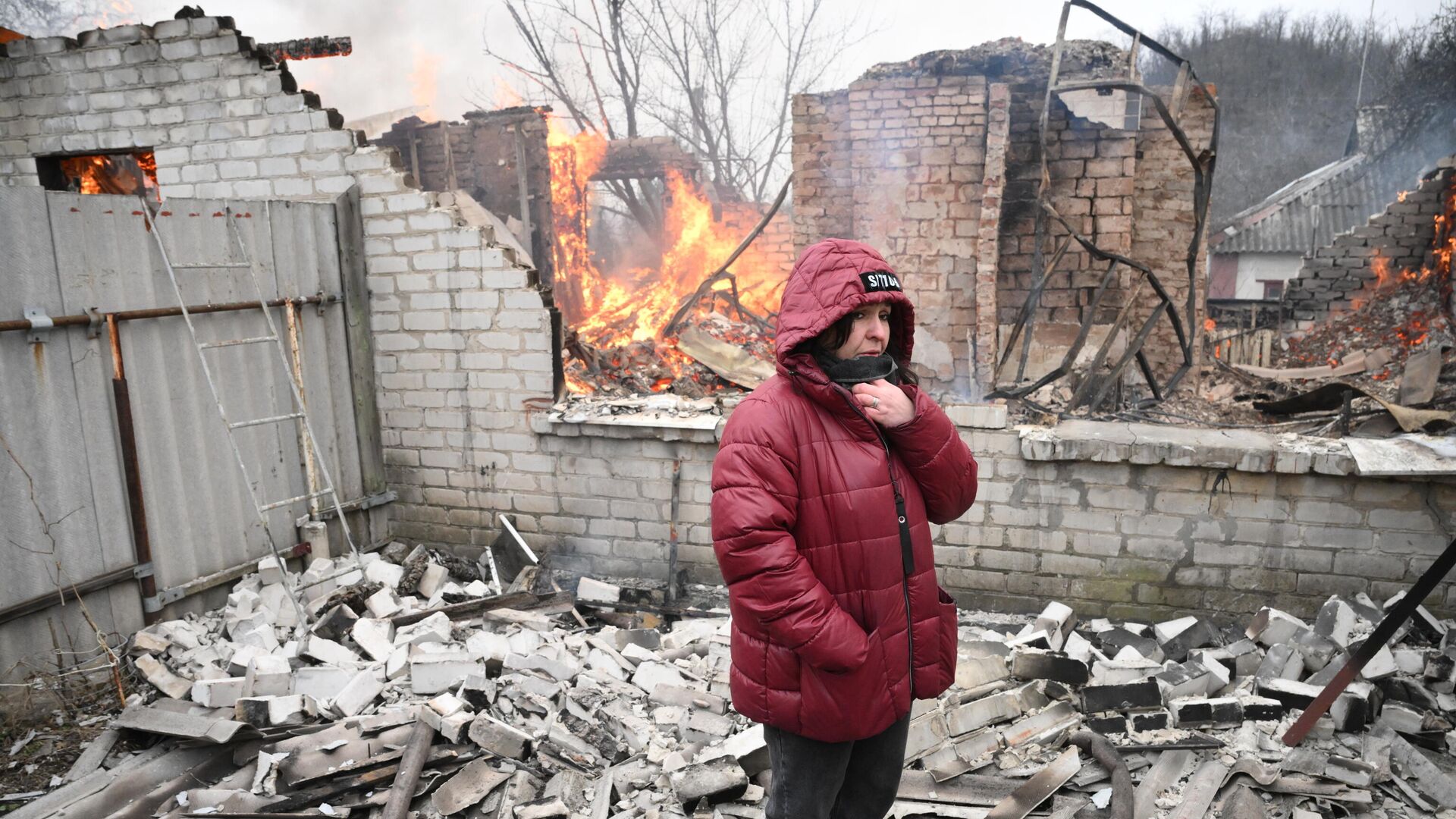 Женщина у жилого дома в Киевском районе Донецка, разрушенном в результате обстрела - РИА Новости, 1920, 09.04.2022