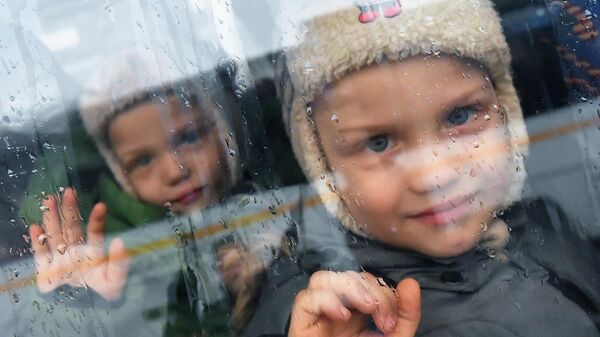 Дети эвакуированных жителей ДНР и ЛНР в автобусе у железнодорожного вокзала в подмосковной Апрелевке