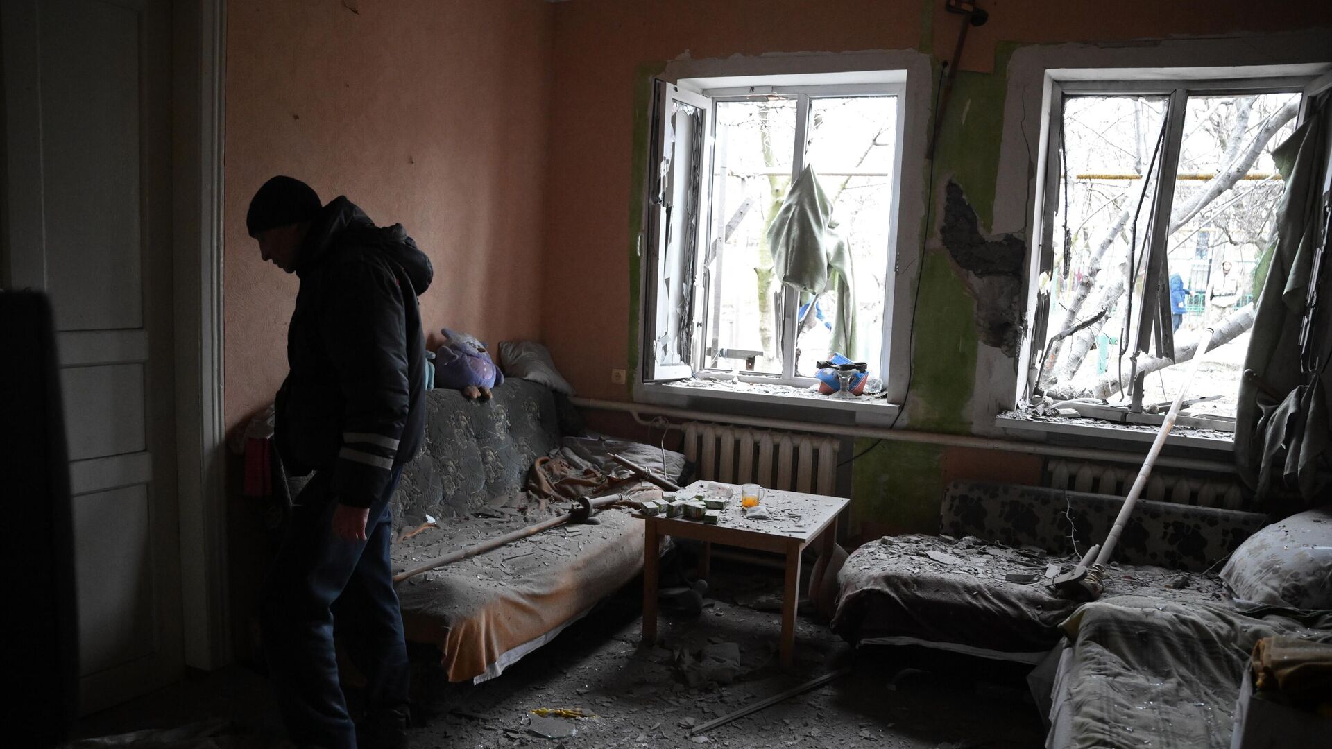 Мужчина в жилом доме в Киевском районе Донецка, разрушенном в результате обстрела - РИА Новости, 1920, 28.02.2022