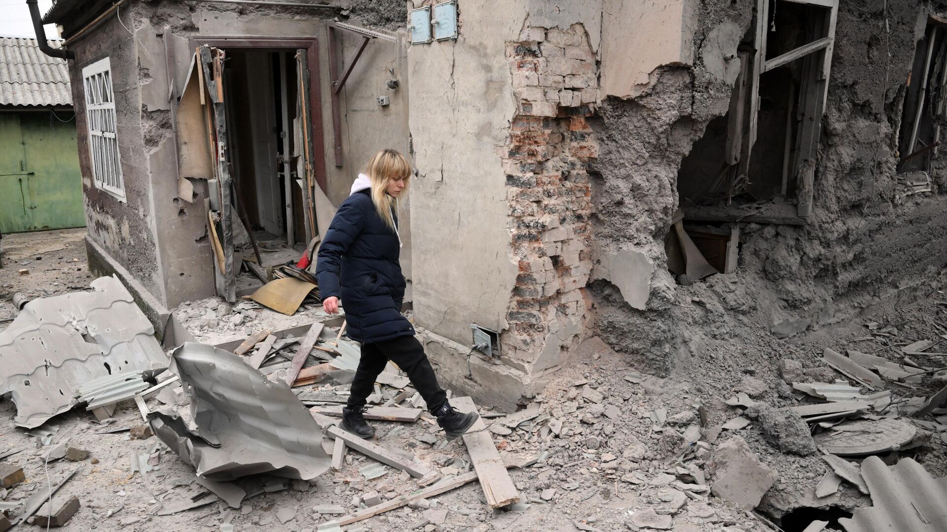 Жилой дом в Киевском районе Донецка, разрушенный в результате обстрела - РИА Новости, 1920, 09.04.2022