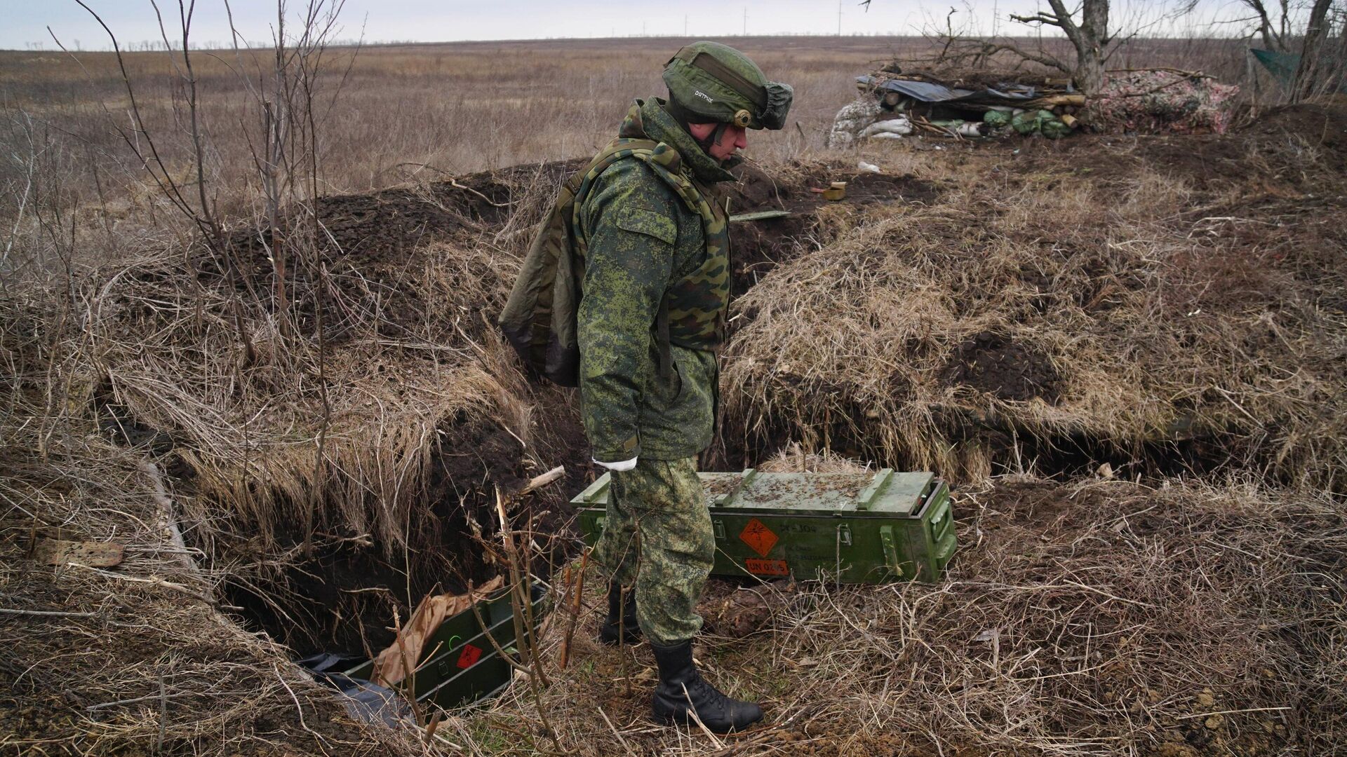 Военнослужащий народной милиции ДНР осматривает брошенные украинской армией боеприпасы - РИА Новости, 1920, 08.03.2022