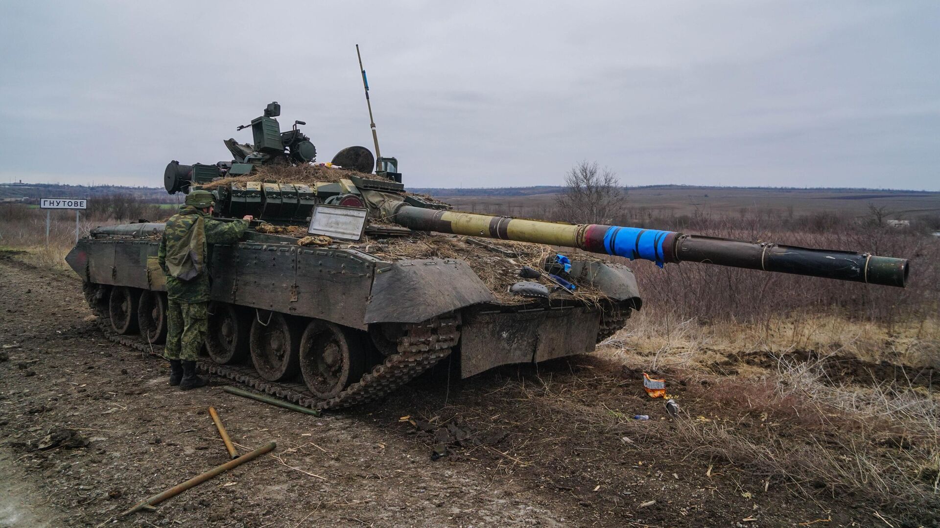 Подбитый украинский танк на въезде в село Гнутово под Мариуполем - РИА Новости, 1920, 03.03.2022