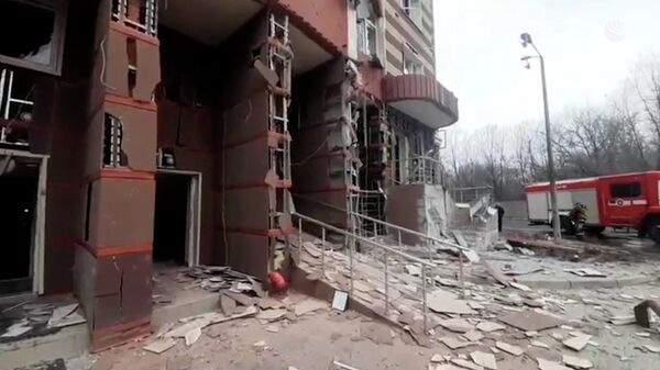 Последствия падения боеприпаса у жилого дома в Донецке