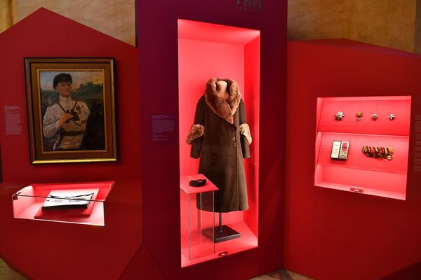 Комплекс личных вещей, принадлежащих Александре Коллонтай на выставке Выбор времени. Новые поступления