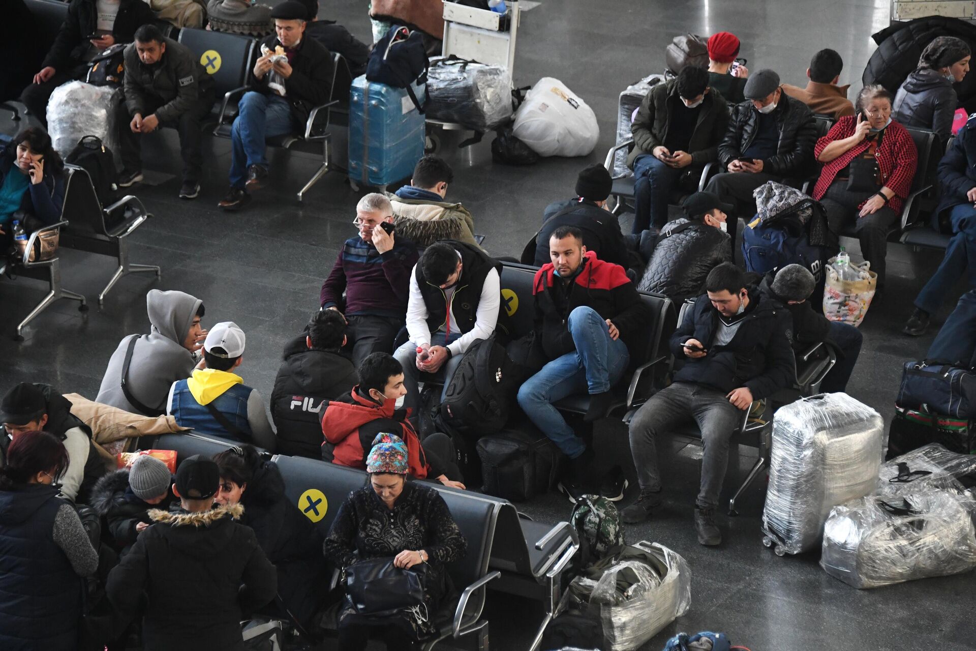 Пассажиры в зале ожидания в аэропорту Внуково в Москве - РИА Новости, 1920, 28.02.2022