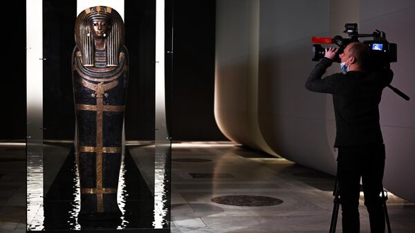 Видеооператор снимает экспонат, представленный на выставке Мумии Древнего Египта. Искусство бессмертия